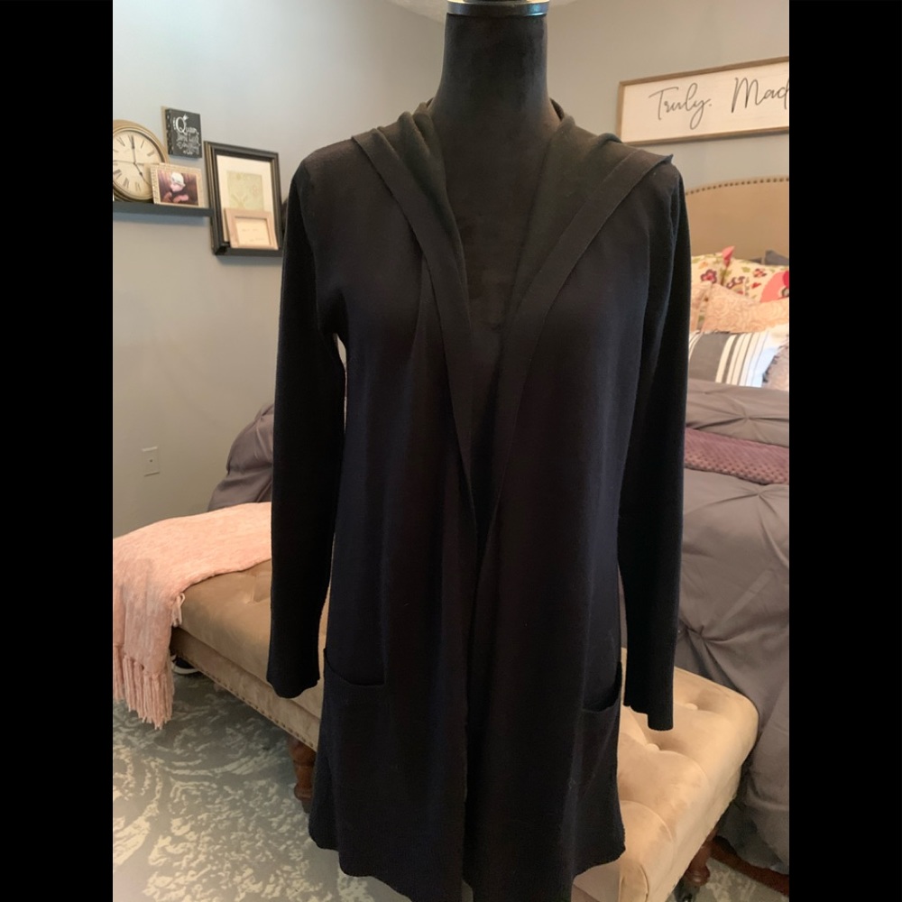 Hooded long sweater with pockets